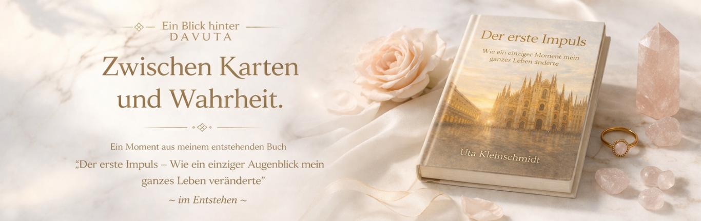 Buchcover „Der erste Impuls“ mit blumigem Hintergrund und goldenen Akzenten.